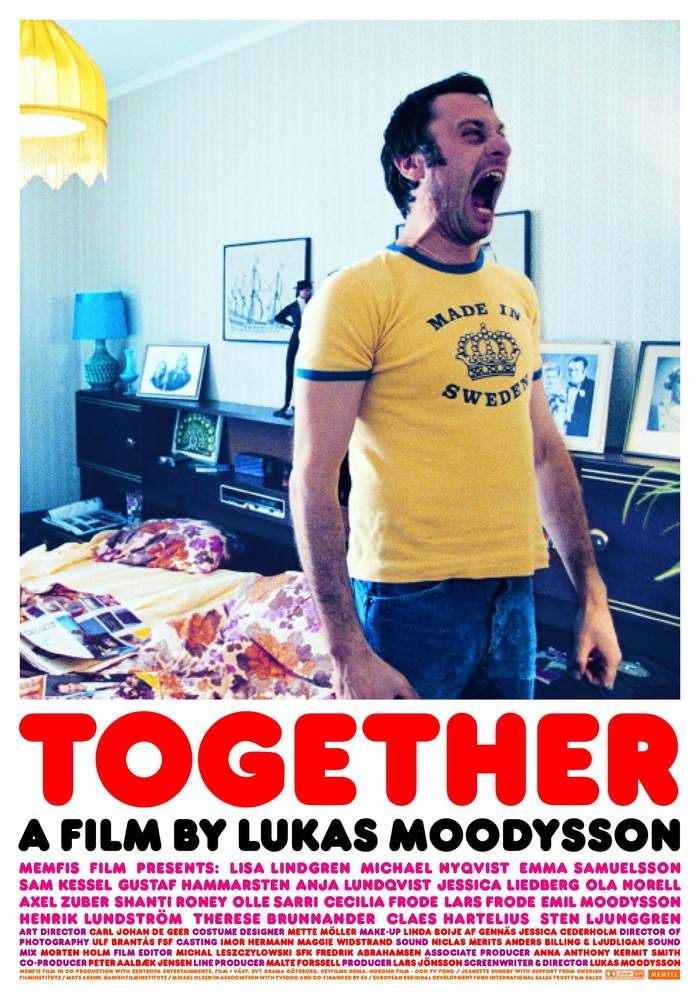 Beste svenske filmer: En mann roper i frustrasjon i filmen Tillsammans (2000)