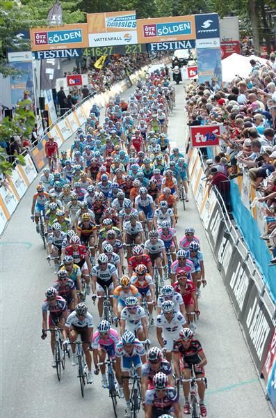 The peloton make their way over the Waseberg