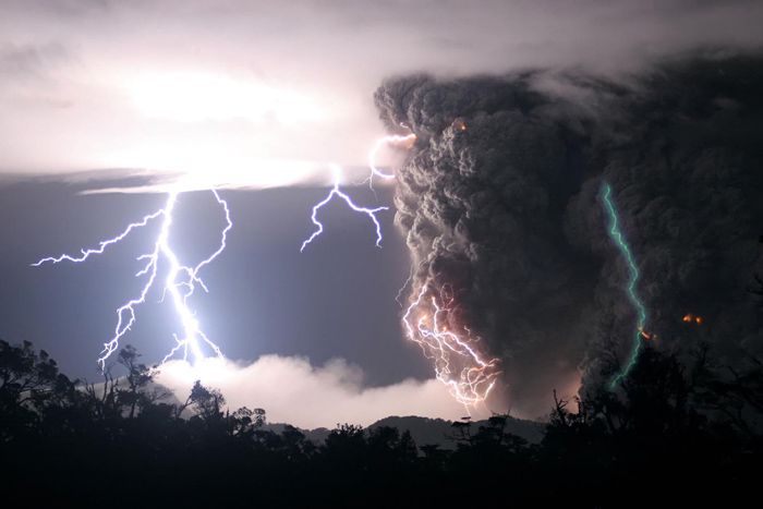 Green lightning strikes an erupting Chilean volcano