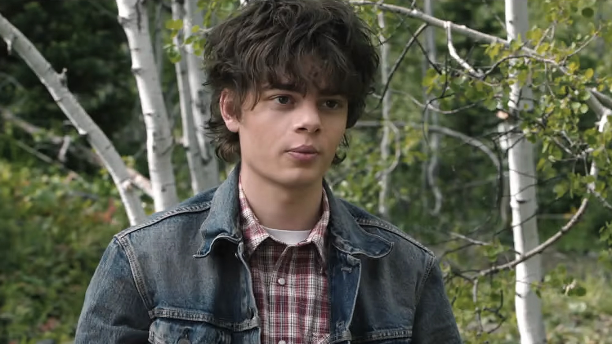 Tate outside talking to Kayce in Marshals Season 2