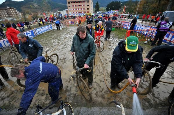 The pit crews had their work cut out for them in Igorre