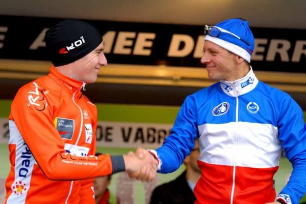 Matthieu Boulo (Roubaix Lille Metropole) congratulates Francis Mourey (FDJ) on the podium in Rodez.