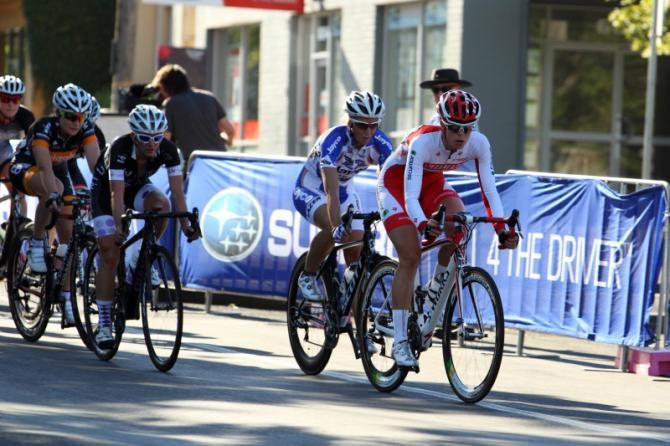 Watched by the rest of the bunch, Kimberley Wells (Specialized - Securitor) leads the race