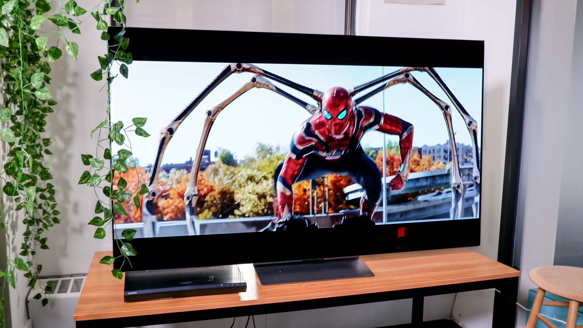 LG G2 OLED TV streaming Spiderman