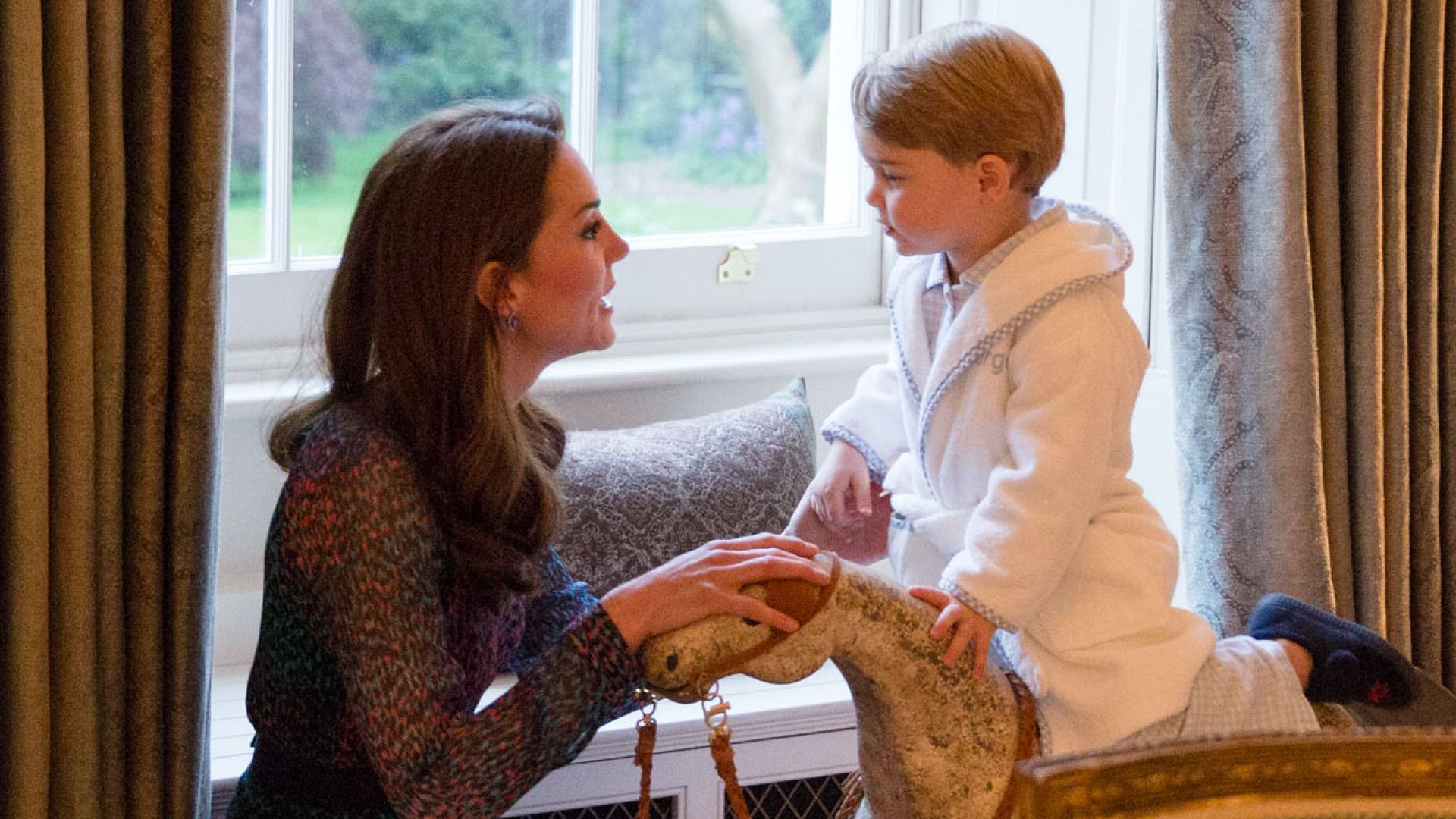 President Obama's Photographer Reveals His "Delightful" Moment With Toddler Prince George