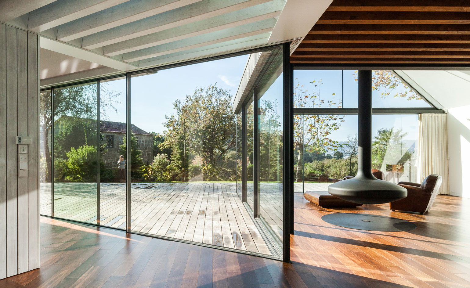 It was important for the owners that the house created a dialogue with its surroundings