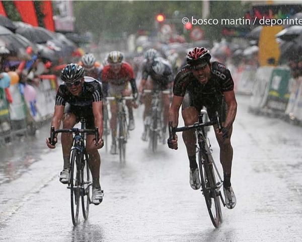 Francisco Ventoso (Carmiooro NGC) won the stage narrowly from Simon Gerrans (Team Sky)