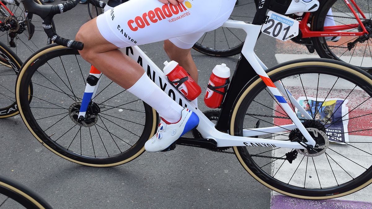 The cyclo-cross world champion also has a custom painted Canyon and opts for 140mm disc rotors front and rear