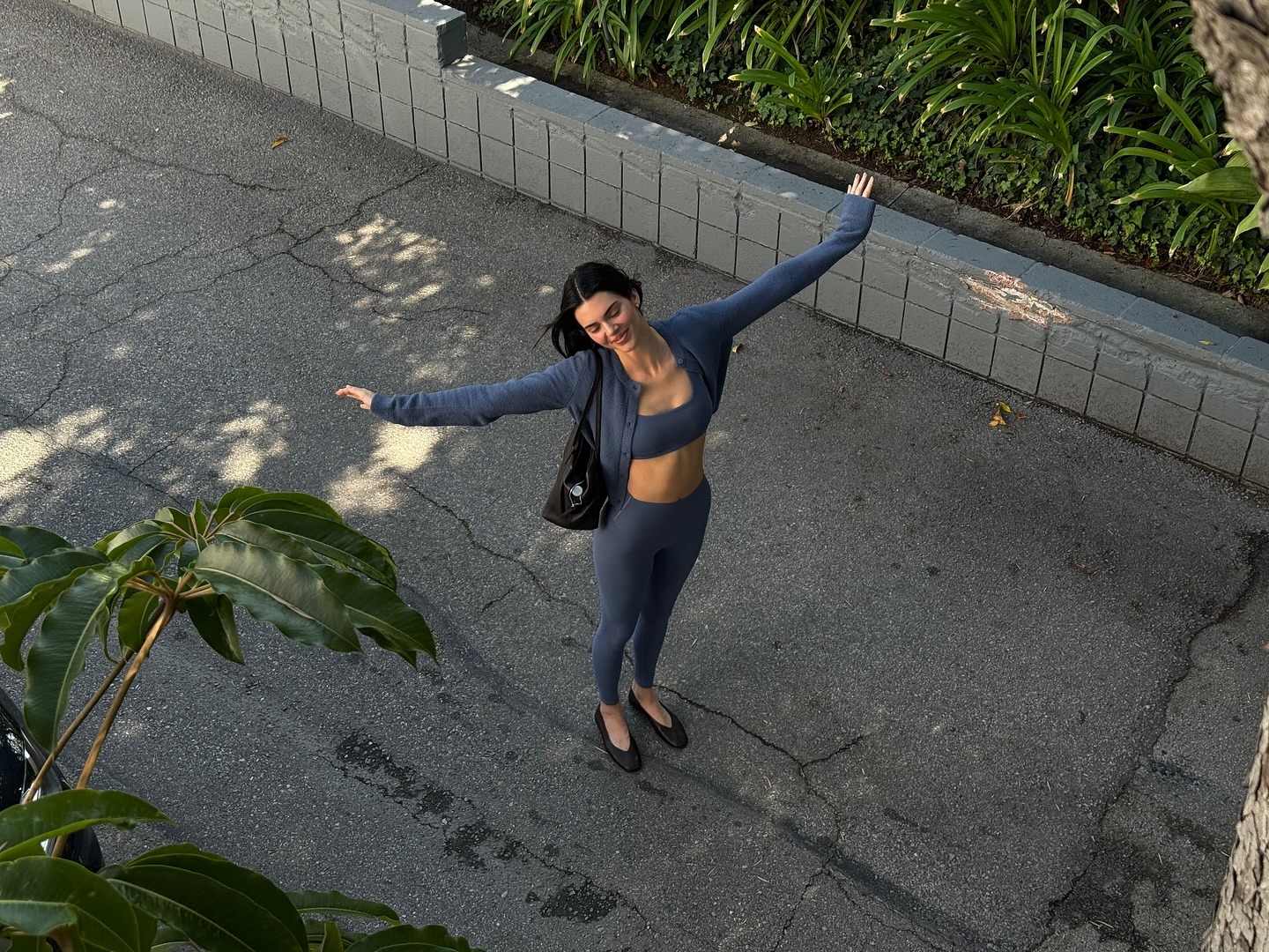 Kendall Jenner wearing Alo leggings in Bluestone on her Instagram.