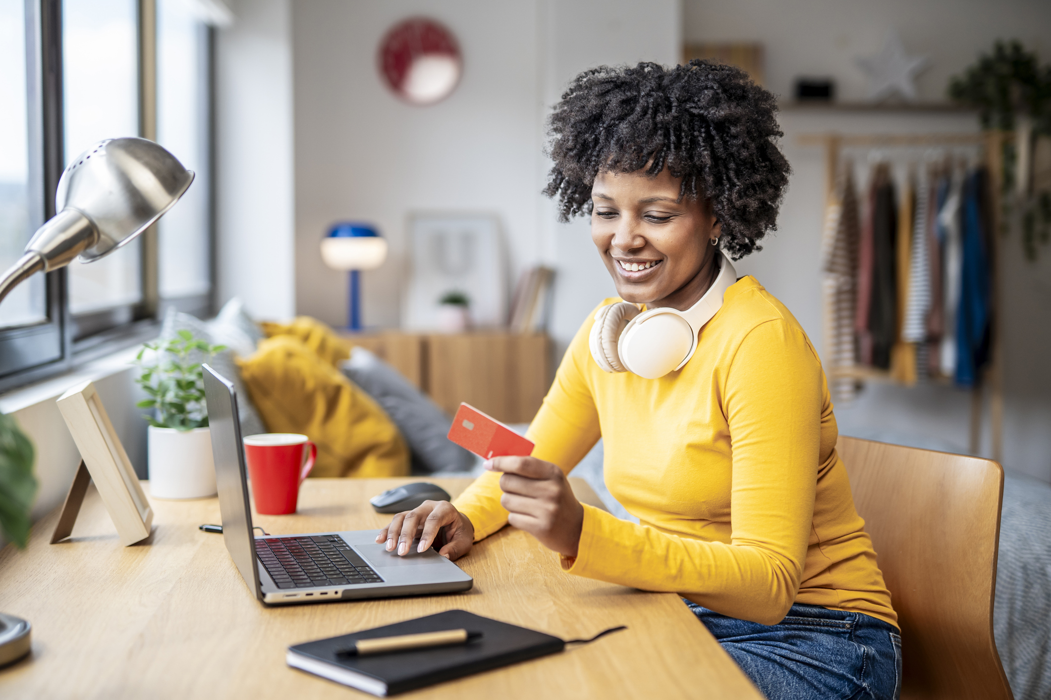Woman looking at best bank switching offers