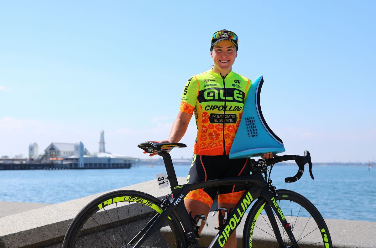 Chloe Hosking (Ale Cipollini) with her winners trophy