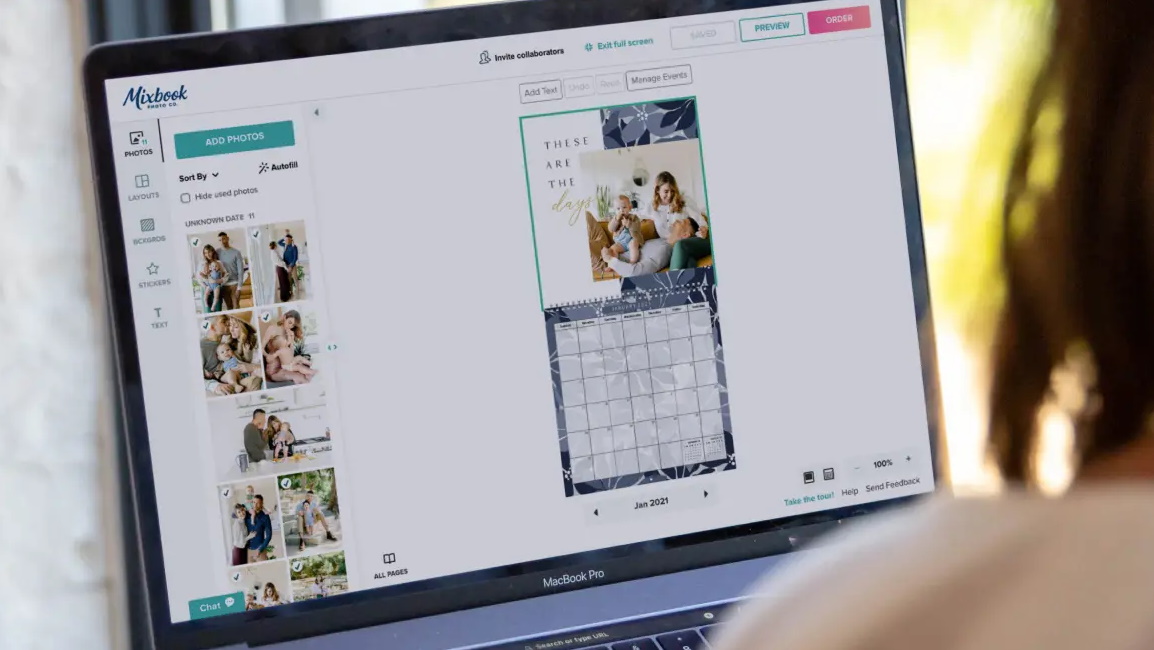 Pelanggan Mixbook menggunakan layanan untuk membuat kalender foto