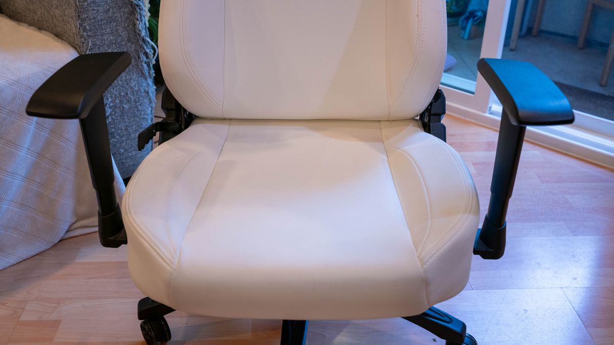 AndaSeat Phantom 3 in my living room