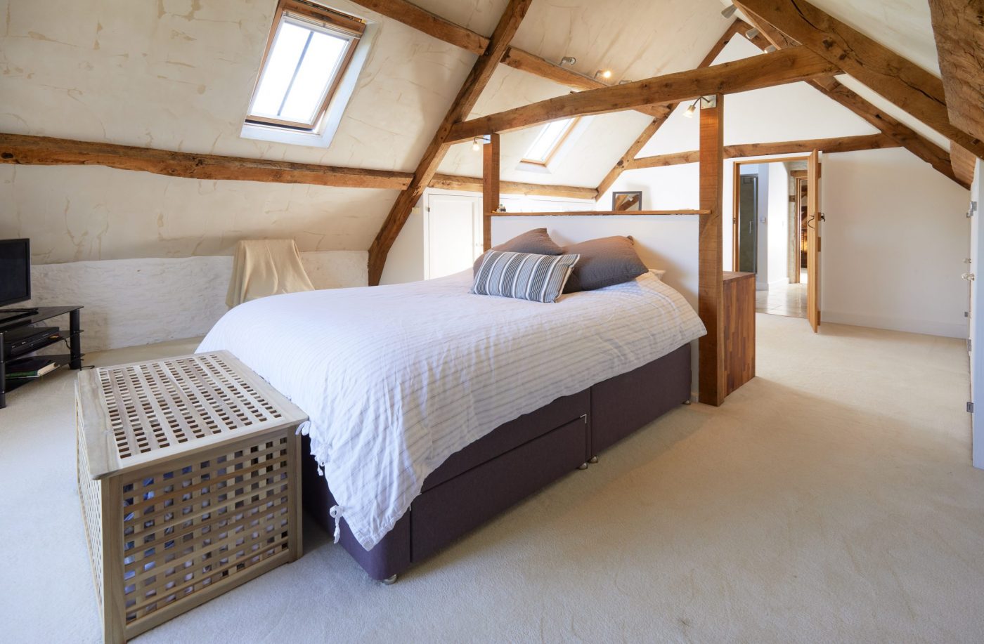 Middle-Barn-Pusey-Knight-Frank-5-scaled-e1588670846593.jpg