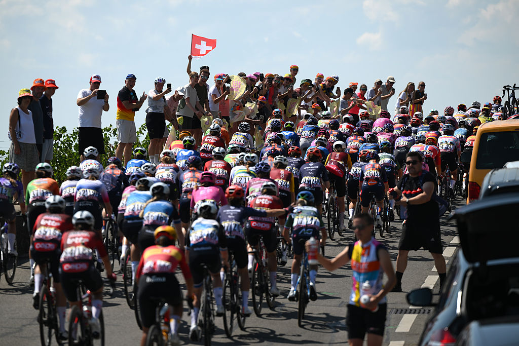 GENEVA, SWITZERLAND - AUGUST 02: A general view of the peloton competing while fans cheers during the 5th Tour de France Femmes 2026, Stage 2 a 147.9km stage from Aigle to Geneva / #UCIWWT / on August 02, 2026 in Geneva, Switzerland. (Photo by Alex Broadway/Getty Images)