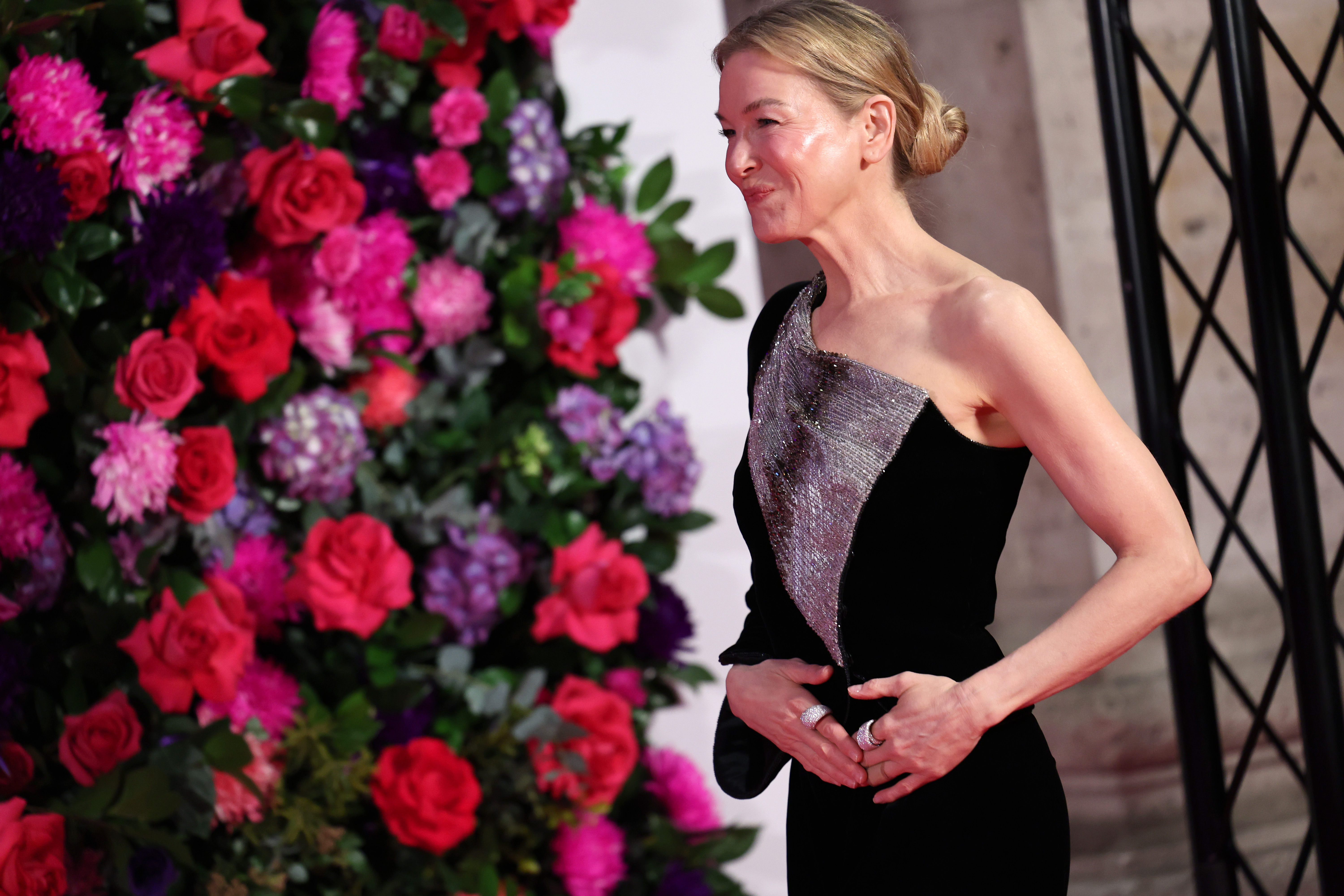 Renee Zellweger se účastní Bridget Jones o premiéře chlapce v únoru 2025