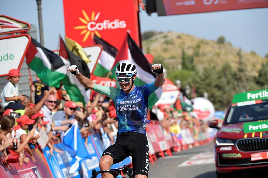 Team D&Atilde;&copy;cathlon-AG2R La Mondiale's Ben O'Connor celebrates crossing the finish line in first place at the end of the stage 6 of La Vuelta a Espana cycling tour, a 185.5 km race between Jerez de la Frontera and Yunquera, on August 22, 2024. (Photo by CRISTINA QUICLER / AFP)