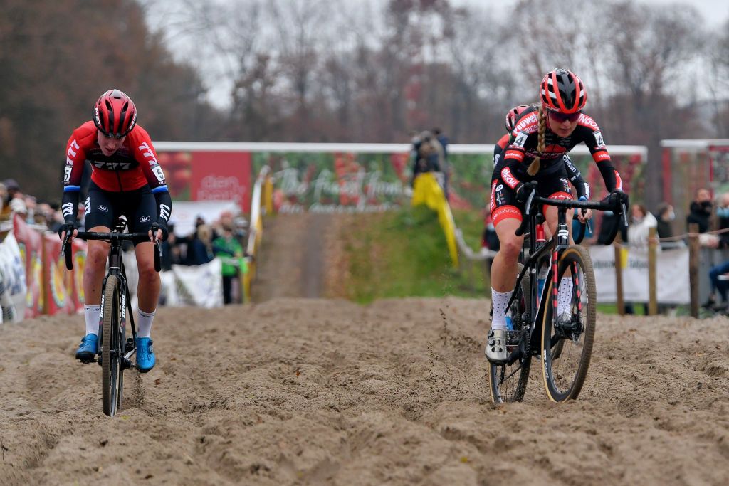 RIJKEVORSEL BELGIUM NOVEMBER 20 LR Annemarie Worst of The Netherlands and Team 777 and Denise Betsema of The Netherlands and Team Pauwels Sauzen Bingoal compete during the 10th Superprestige Merksplas 2021 Womens Elite Superprestige2022 SPMerksplas on November 20 2021 in Rijkevorsel Belgium Photo by Luc ClaessenGetty Images