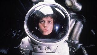 Ripley sitter med rymddräkten på i Alien och blickar ut mot något.