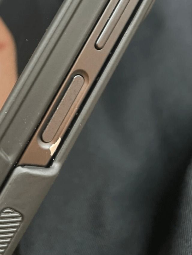 Samsung Galaxy Z Fold 6 peeling paint