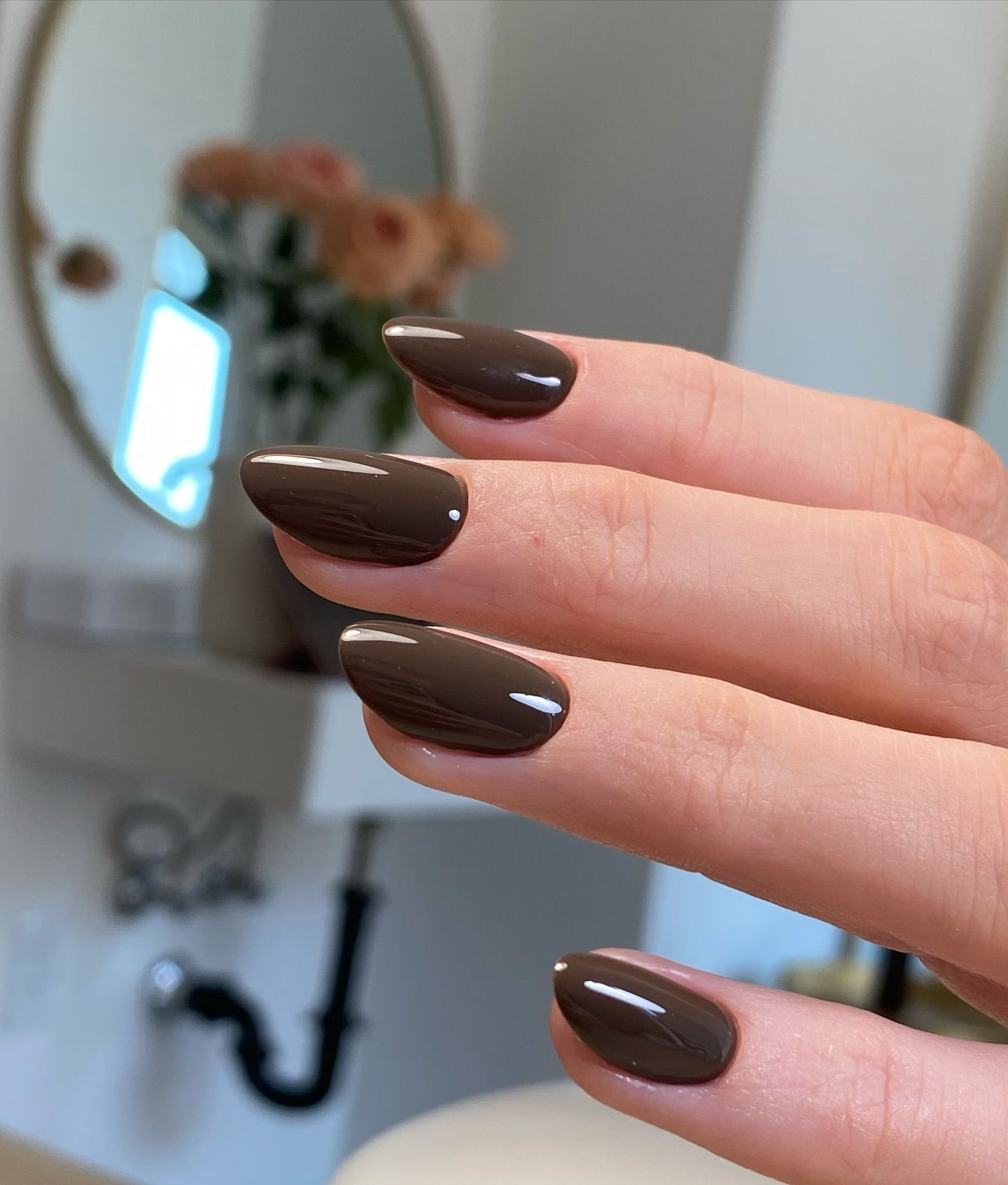 A high shine, brown manicure by Sofiia Mazur