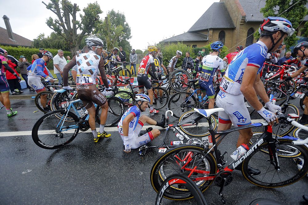 Full stop for FDJ as Thibaut Pinot hits the deck again