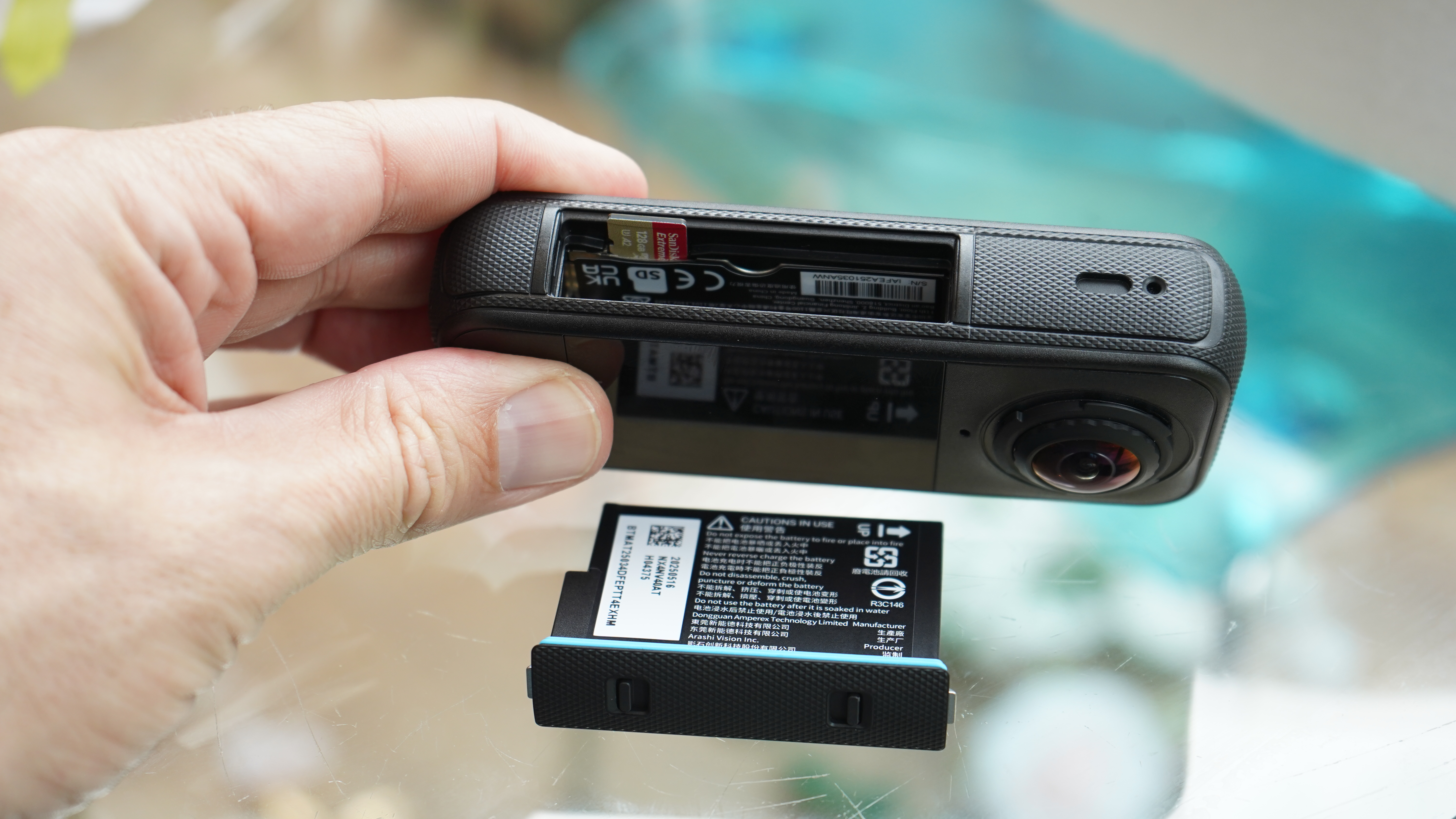 Insta360 X4 Air battery and memory card