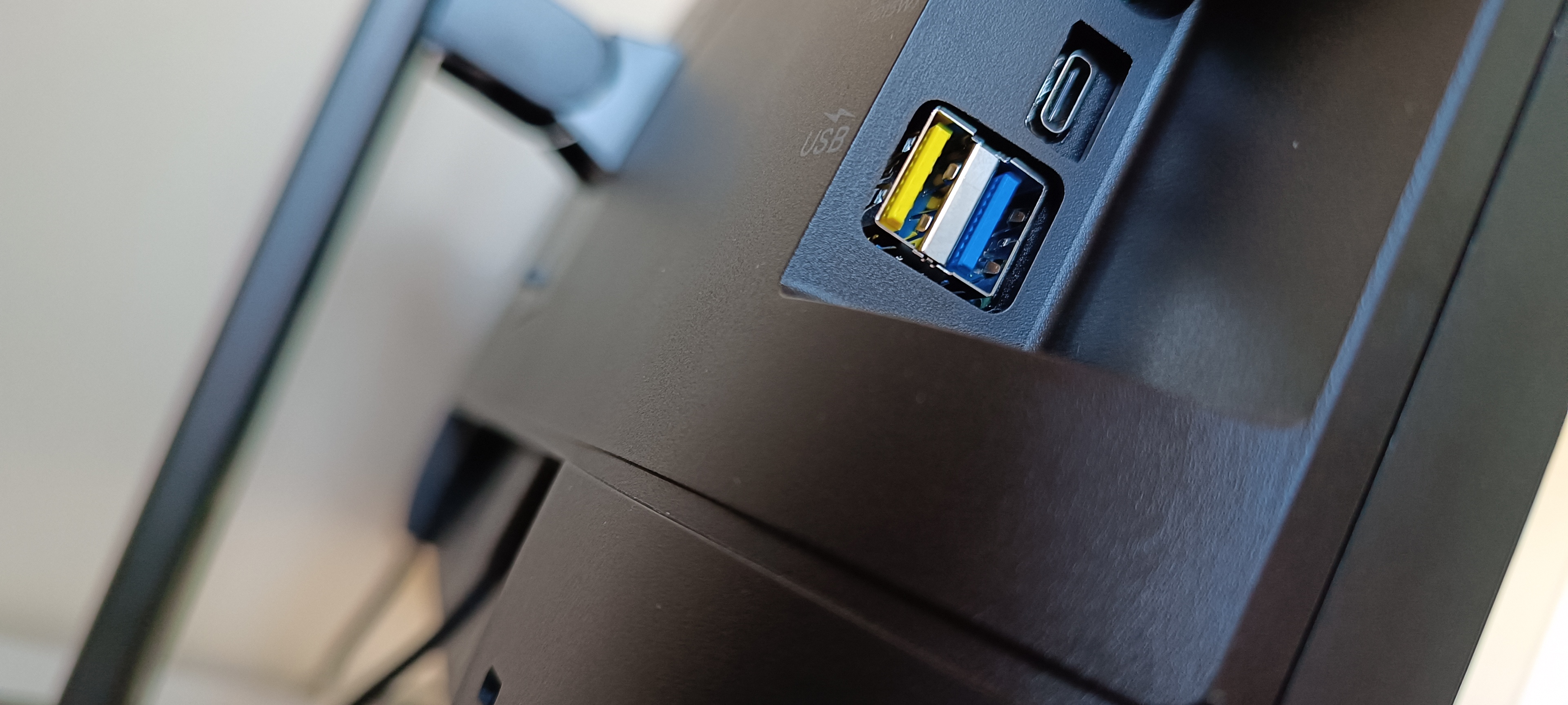 A Philips 27B1U5601H monitor on a desk
