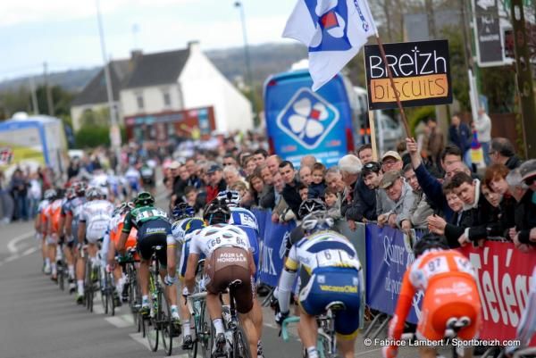 The last lap and the peloton is single file