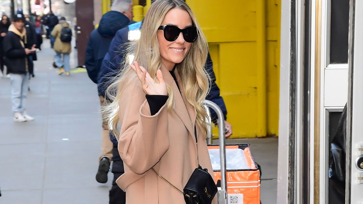 Not Sneakers, Not Sandals—Lauren Conrad Knows Cropped Jeans Look Best With This Flat-Shoe Trend