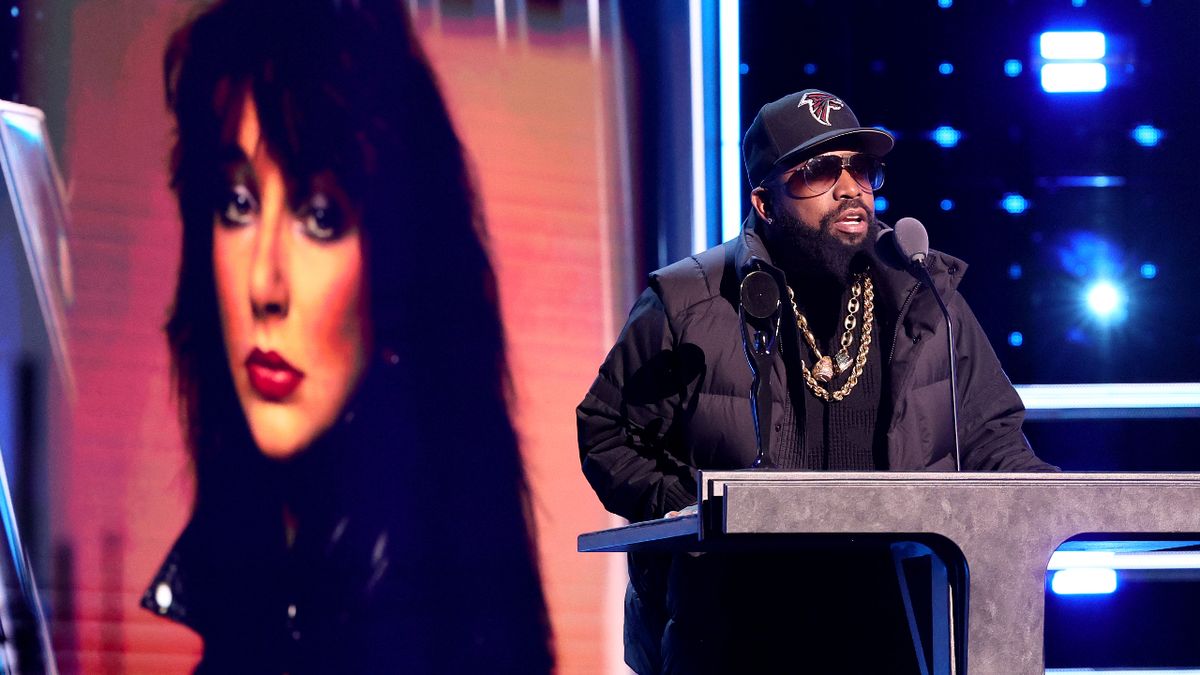 Big Boi on stage inducting Kate Bush