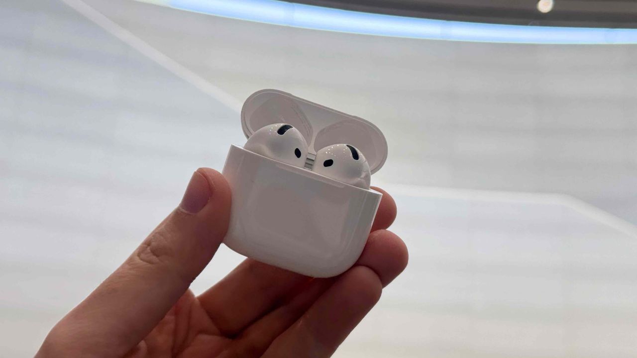 AirPods 4 i et etui