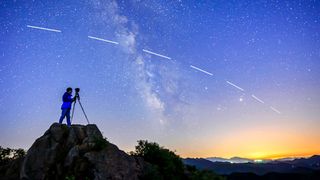 Photographer takes photos of the milky way and starlink satellite train