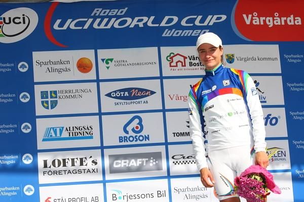 World Cup leader, Marianne Vos (Nederland Bloeit) on the podium in Vargarda