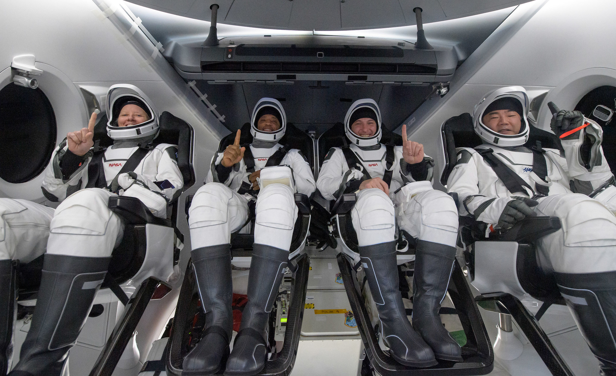 De izquierda a derecha, los astronautas de la NASA Shannon Walker, Victor Glover, Mike Hopkins y el astronauta de la Agencia de Exploración Aeroespacial de Japón (JAXA) Soichi Noguchi vistos dentro del Crew Dragon de SpaceX. 