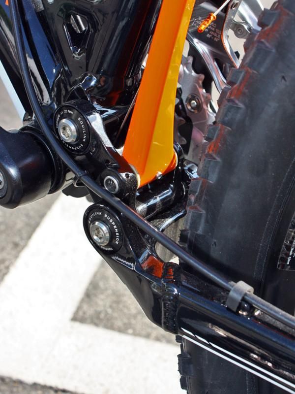 Felt has simplified the Equilink pivots for 2011, moving away from needle bearings and instead adopting a DU bushing system with grease injection ports. Mud clearance looks rather tight, though.