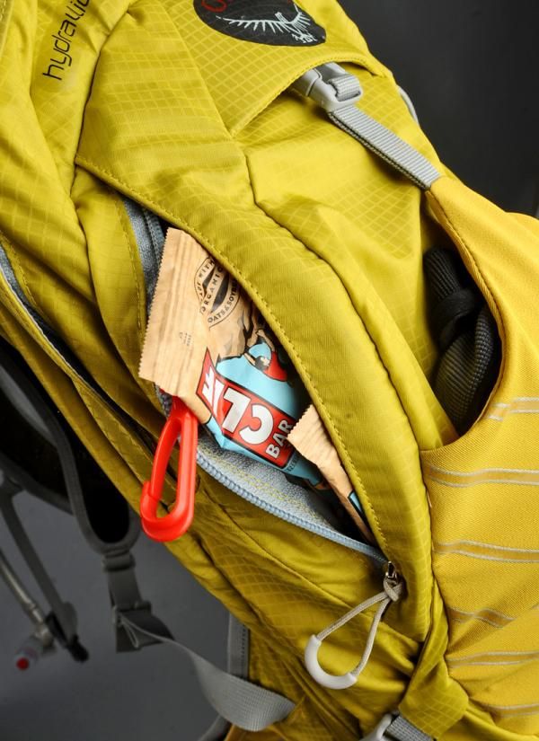 The small side-zip pocket is perfectly sized for bars and gels and also includes a handy key clip