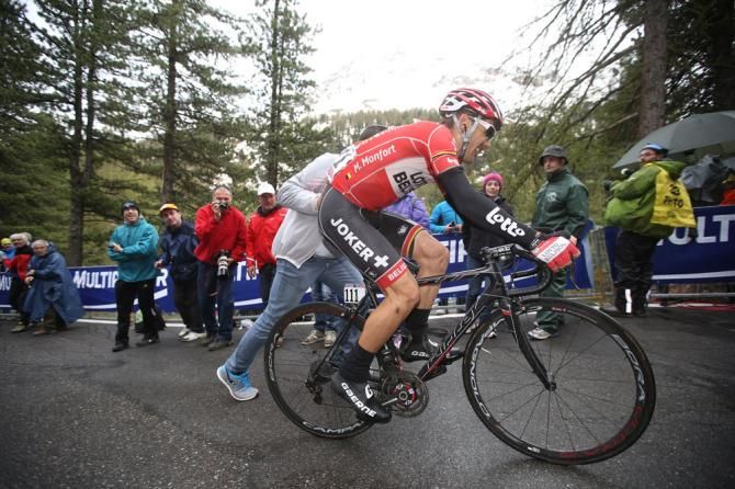Maxime Monfort (Lotto Belisol) has some help on the climbs