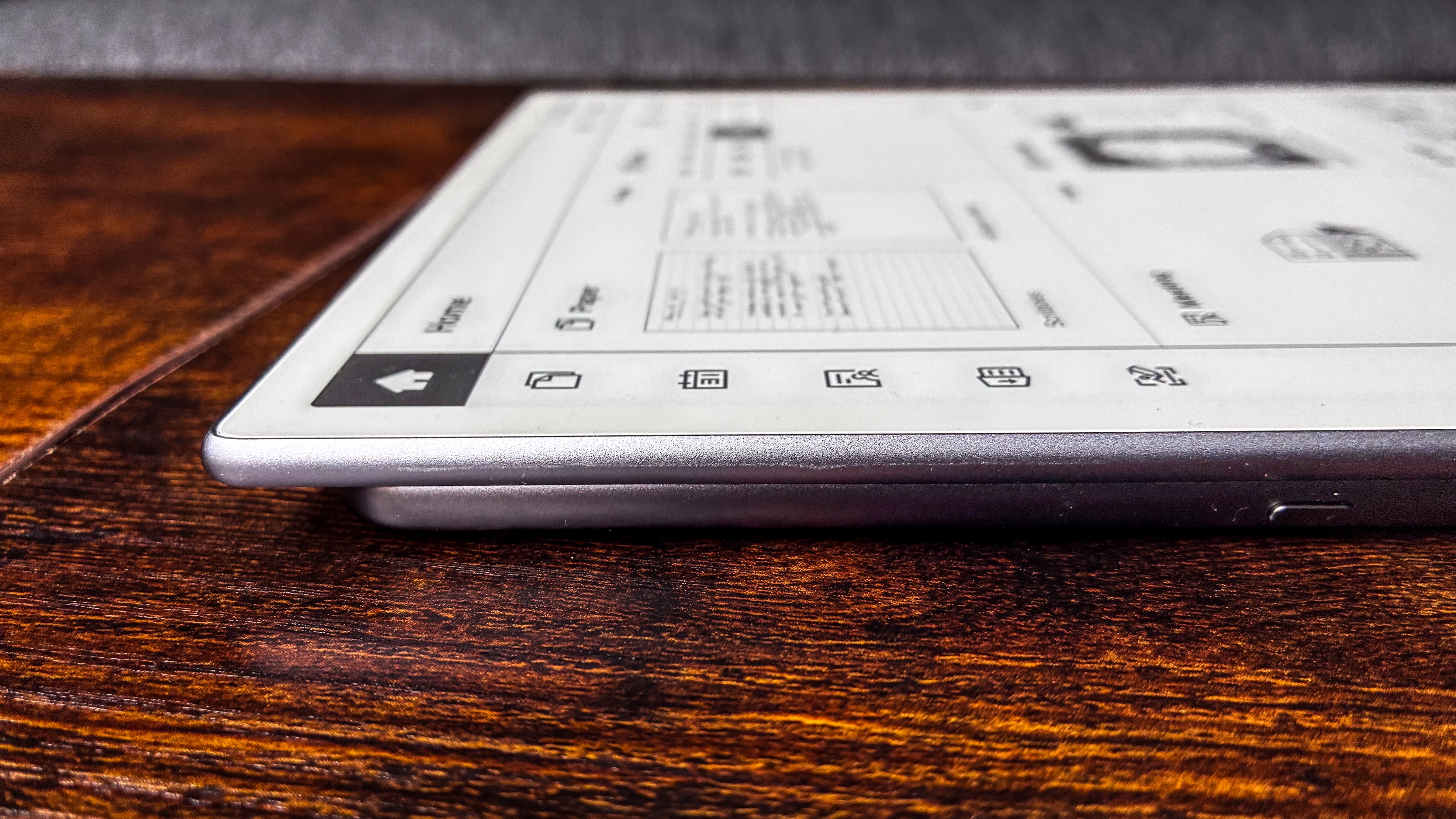 The thinness of the ViWoods AiPaper compared to the Kindle Scribe (2024) lying below