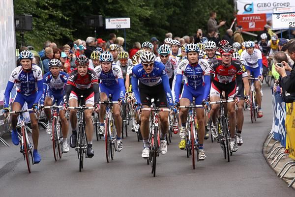 The peloton cross the line