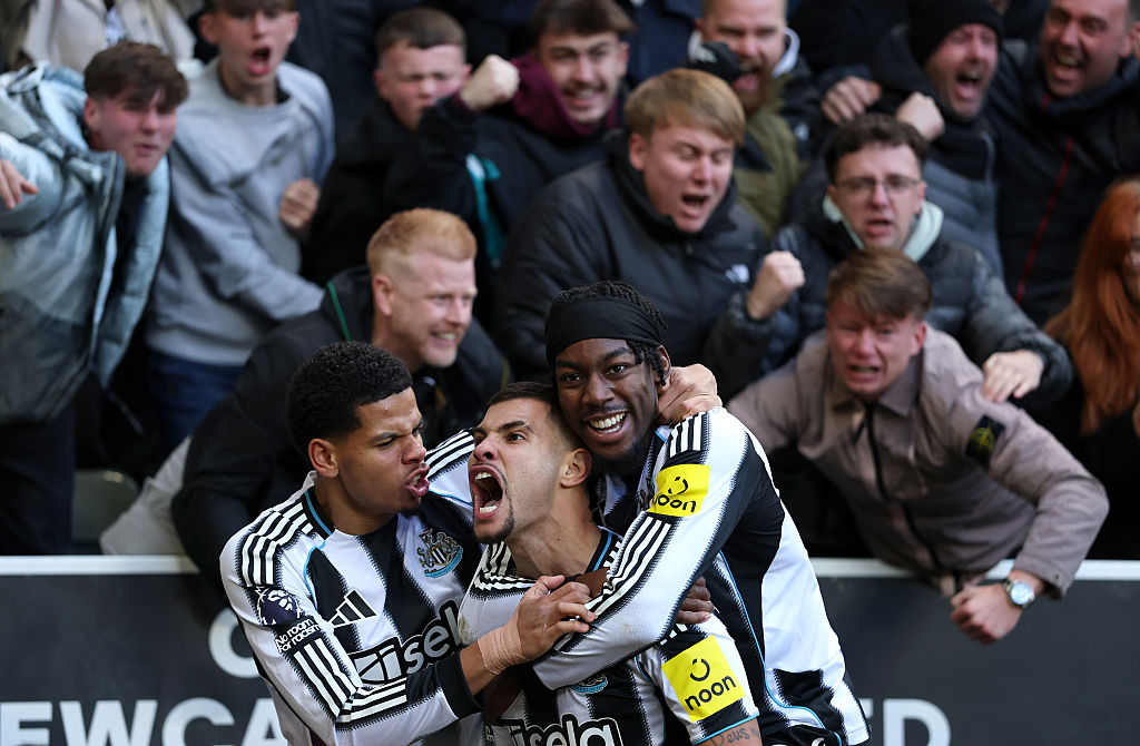 NEWCASTLE UPON TYNE, ENGLAND - OCTOBER 25: Bruno Guimaraes (c) celebrates his winning goal with Will Osula (l) and Anthony Elanga and the Newcastle fans during the Premier League match between Newcastle United and Fulham at St James' Park on October 25, 2025 in Newcastle upon Tyne, England. (Photo by Stu Forster/Getty Images)