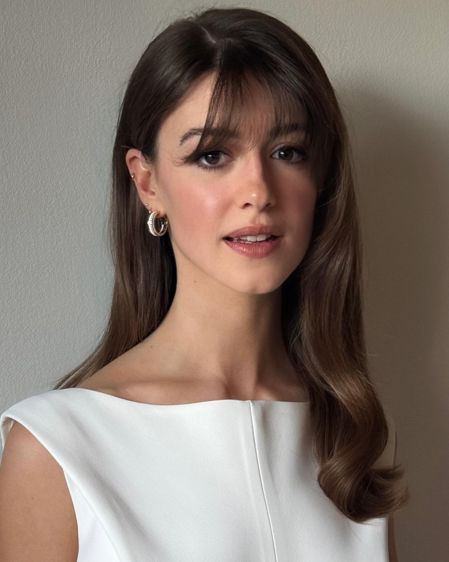 Daisy Edgar Jones with deep brown hair and a wispy fringe