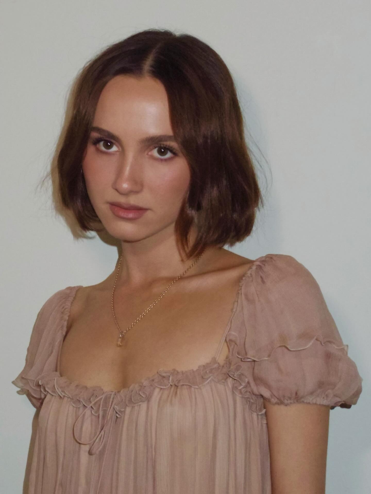 An image of actress Maude Apatow with her hair in a short, wavy bob.