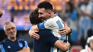 世界杯决赛阿根廷战胜法国后，斯卡罗尼拥抱梅西。