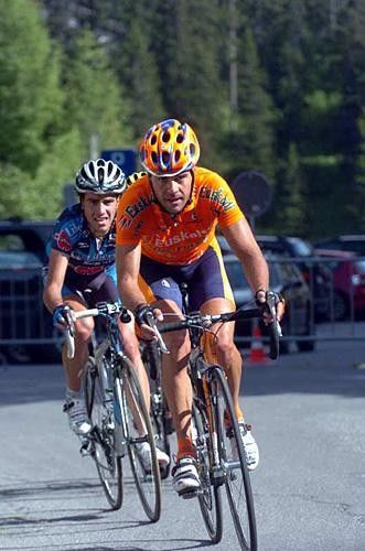 Aitor Gonzalez (Euskaltel) leading Koldo Gil (Liberty)