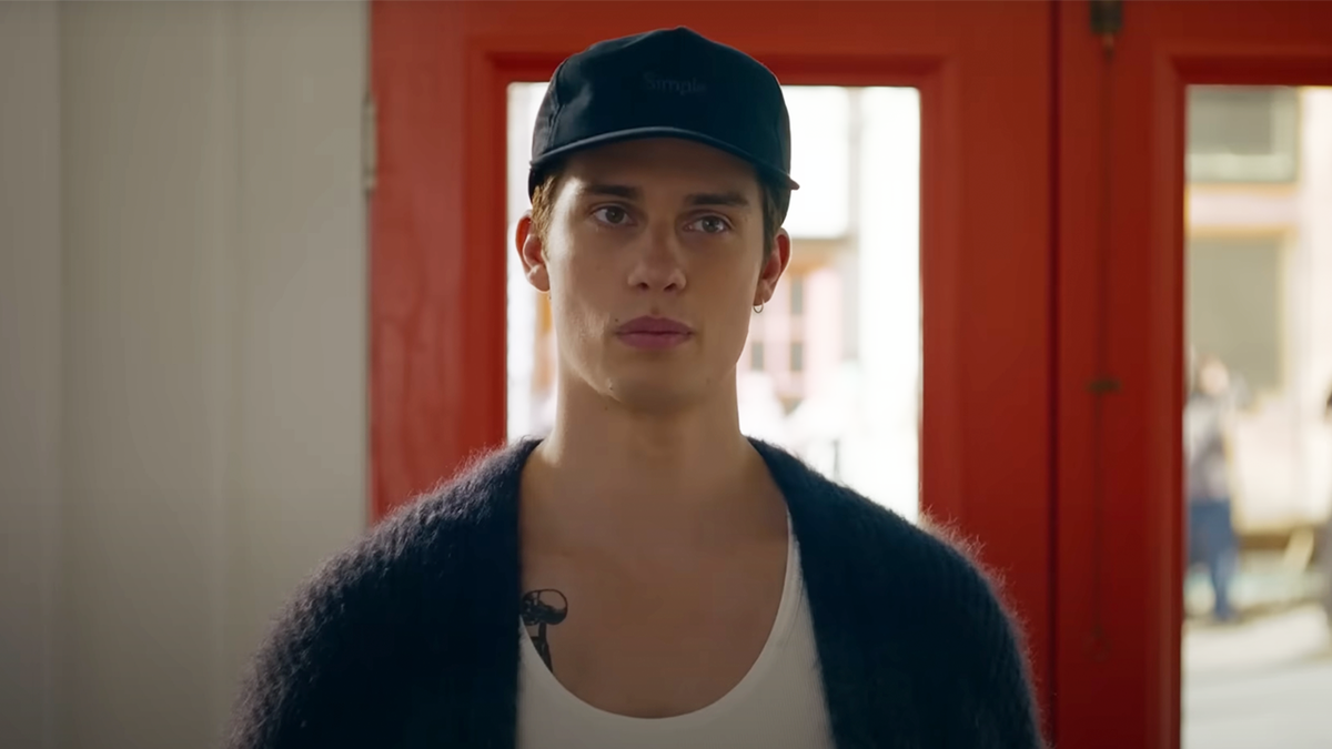 Nicholas Galitzine as Hayes turns up at Soléne&#039;s art gallery in The Idea of You