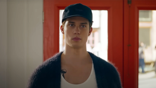 Nicholas Galitzine as Hayes turns up at Soléne's art gallery in The Idea of You