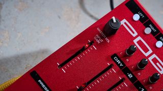 Close up of the input gain knob on the Electro-Harmonix POG 3 octave pedal