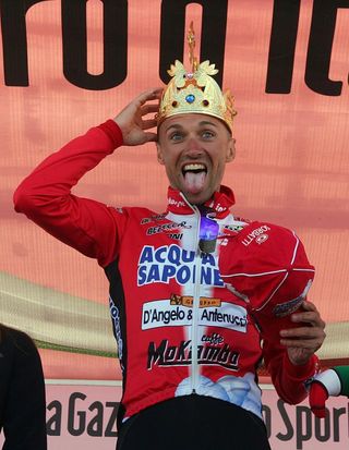 Stefano Garzelli (Acqua & Sapone) clowns around after being crowned King of Corones