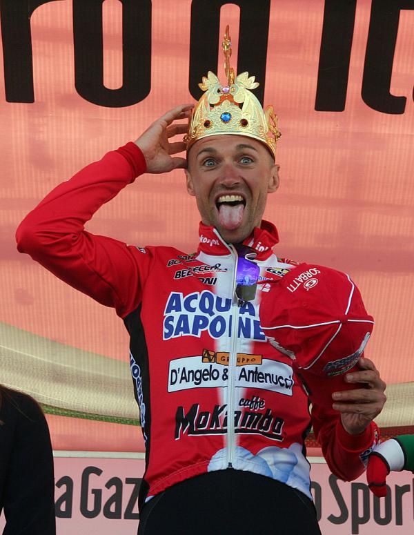 Stefano Garzelli (Acqua &amp; Sapone) clowns around after being crowned King of Corones
